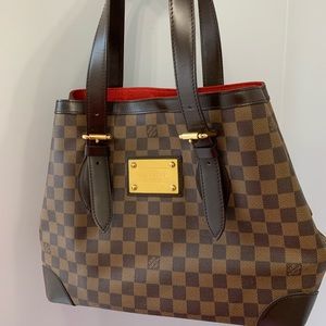 - Authenticity card and receipt included
-Dust bag not included